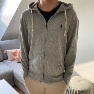 Grå zip hoodie från Ralph lauren - Säljer denna riktigt feta Ralph lauren zip hoodien! Den passar om man är runt 170-178cm lång! Skriv om ni har några frågor😄