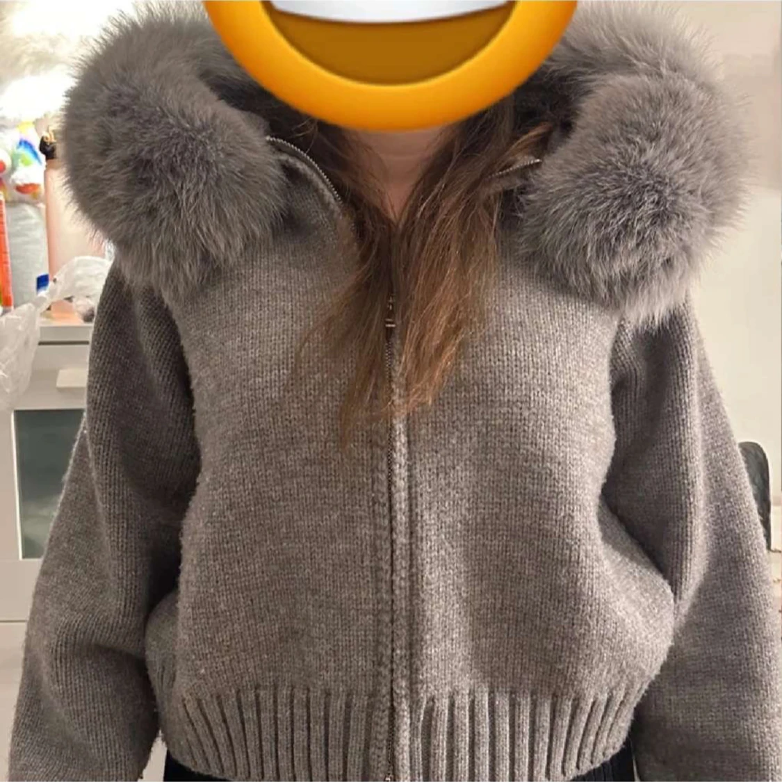 Grå stickad jacka med pälshuva