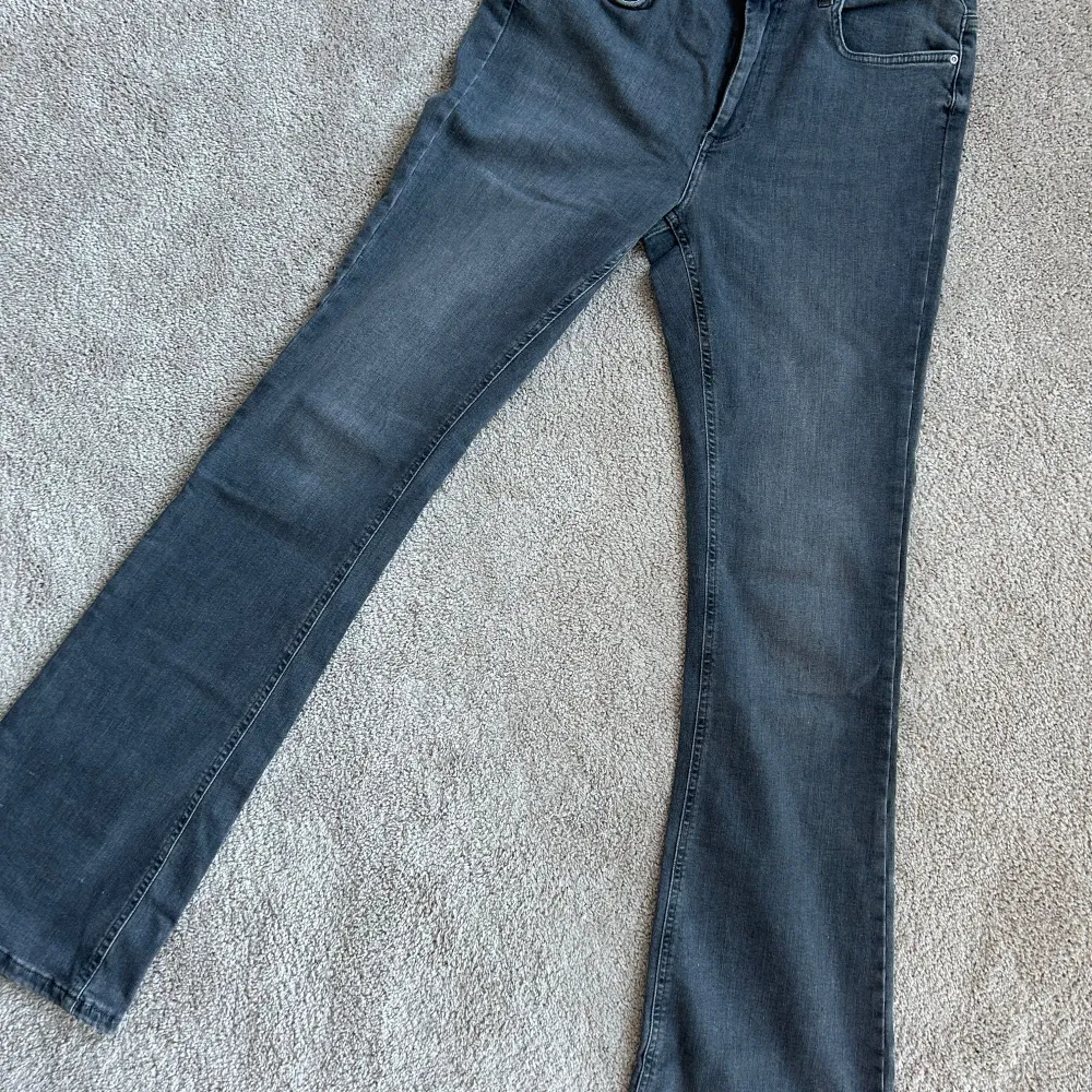 Gråsvarta stretchiga jeans från ONLY, stl. XL längd 34. Toppenskick! Det enda jag hittat är en pytteliten vit ”maska” på ena benet (se sista bilden). 50:- . Farkut & Housut.