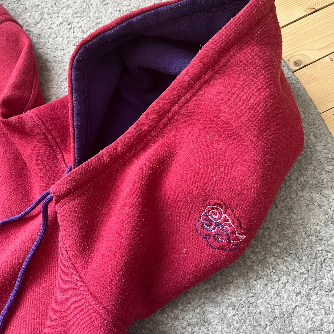 Röd hoodie från Capeesh - 3