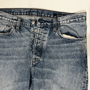 Blå tvättade jeans från Hope Sthlm  - Säljer ett par klassiska blå jeans från Hope Sthlm med stentvättad look och raka ben. Jeansen har fem fickor, knappgylf och en tydlig Hope-logga vid bakfickan. Perfekta för dig som gillar en rakare passform men som ändå passar stockholmsstilen bra. Nypris på dessa är 1800kr