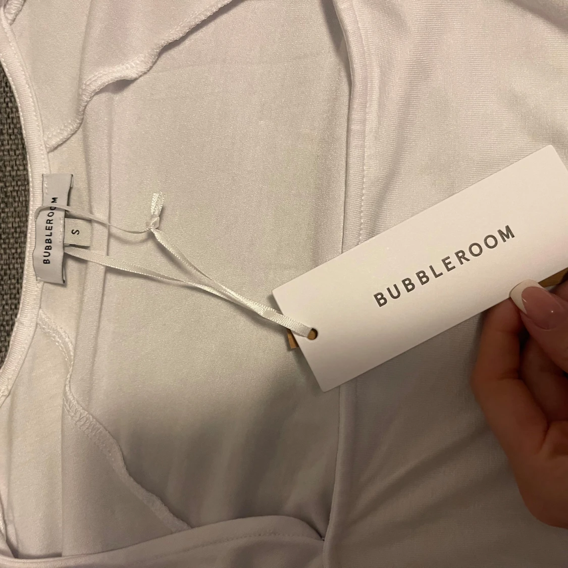 Vit topp med fyrkantig ringning från Bubbleroom - 2