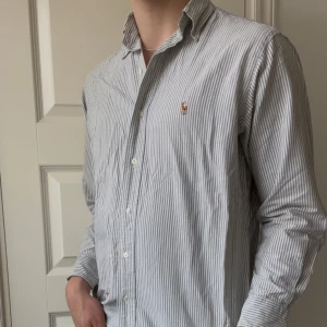 Ralph Lauren skjorta - Skick 10/10 ||  Nyskick || Modellen är 180, 72 kg || Kom med frågor! Storlek ”M men rekommenderar för L” KOLLA 3DJE BILDEN FÖR HUR FÄRGEN FAKTISKT SER UT