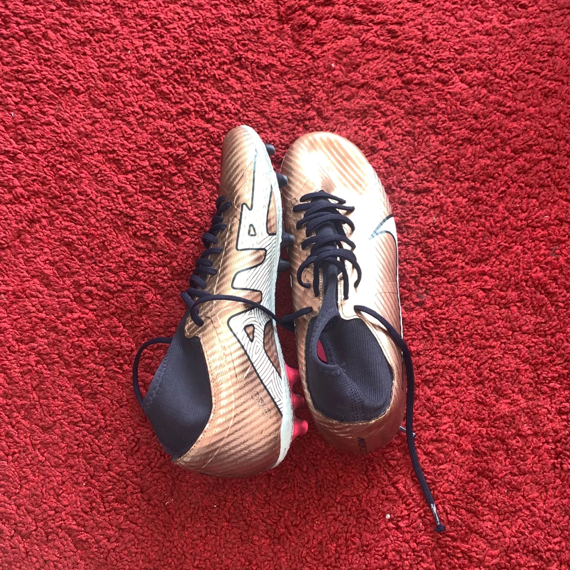 Guldiga Nike air fotbollsskor