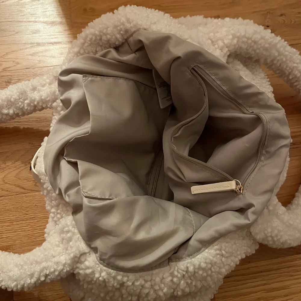 Säljer en vit fluffig väska. Jag själv har använt den typ 1 gång men jag köpte den från sellpy. Den har en fläck inut i. (Tar tyvärr inga returer) . Laukut & Käsilaukut.