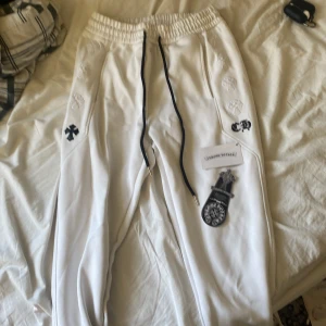 Chrome Hearts sweatpants - as sexiga chrome hearts brallor. storlek S passar som M. kom med frågor om pris och annat!