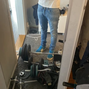 Dondup jeans - Säljer ett par klassiska blå skinny jeans från George. Byxorna har en smal passform, fem fickor och subtila slitningar för en trendig look. Perfekta till sneakers eller boots och passar till många olika stilar. Sitter bra på mig som är 170