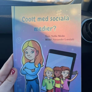 Coolt med sociala medier?  - I boken får vi följa 9-åriga Elinor som drömmer om att ha en egen telefon, sociala medier, och smink som de ”coola” tjejerna i klassen. Men genom bokens gång kaner hon att det inte är så coolt som alla för det att se ut.  En skönlitterär barnbok som informerar barn (och deras föräldrar) om negativa konsekvenser kring sociala medier på ett enkelt språk.   Skriv i meddelande om du vill beställa fler än en!!!   Instagram: boktrolletuf TikTok: boktrollet.uf