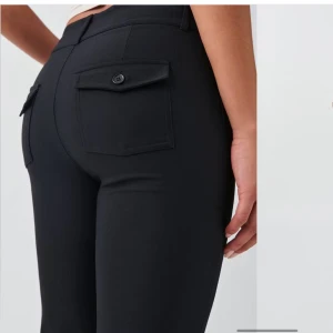 SÖKER Svarta bootcut-byxor med fickor - Söker!! S/M