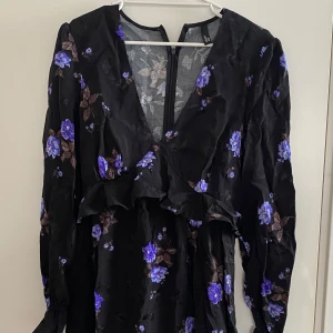 Blommig klänning  - Tveka inte med att fråga :)