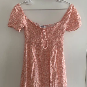 Ljusrosa blommig klänning - Tveka inte med att fråga :)