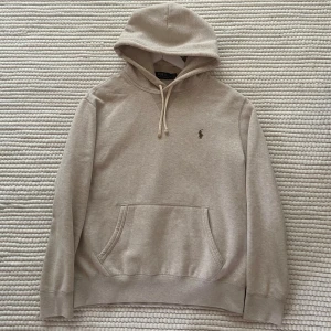 Ralph lauren hoodie - Säljer nu en riktigt snygg hoodie från Ralph lauren! Skick 9,5/10 - ser i princip helt ny ut. Nypris 2000kr, mitt pris endast 799kr. Färgen är typ beige/grå och passar perfekt nu till sommaren! Hör av er vid funderingar.