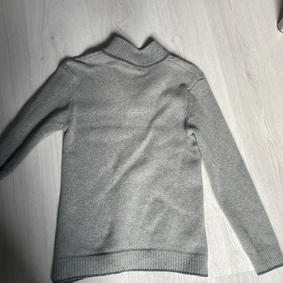 Grå stickad tröja från Jerem - 4