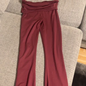 SÖKES❗️ - SÖKER DESSA VINRÖDA YOGA PANTS FRÅN LAGER 157 ‼️‼️‼️HELST UNDER 80KR‼️‼️SÖKER I STORLEKEN 160‼️‼️‼️