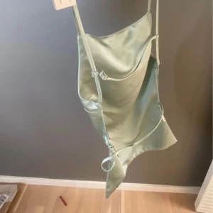 Topp utan rygg - Jättefin mint/turkosa topp med öppen rygg från Zara. Skriv om ni undrar något 🩷köpt för 359