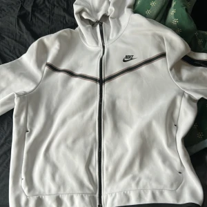 Nike tech - Säljer en vit Niketech. Inga fläckar eller något sånt alls men är i XL storlek Jätte fin och knappt använd.