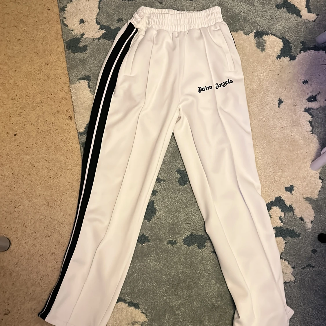 Vita byxor från Palm Angels med svarta ränder