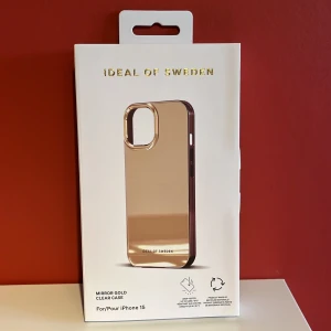 iDeal of Sweden / MIRROR GOLD - Ouppackat och oanvänt magnetiskt mobilskal från iDeal of Sweden. För IPhone 15. 