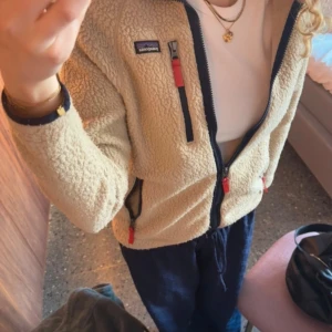 Pantagonia fleece  - Fleece från patagonia i bra skick. Så fin men tyvärr för liten för mig😔💗 Storlek ”XL” för barn alltså snarare S/XS. Jag har vanligtvis storlek s/m och den var för liten för mig. Skick visas på bilderna💞Mått bredd: 42 cm, längd: 59 cm, ärmar: 66 cm
