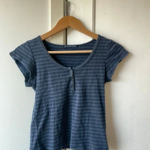 Brandy Melville topp - Söt topp fem Brandy Melville som passar en XS. Jättefint skick!
