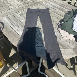 Svarta bootcut byxor från Zara - Säljer ett par svarta bootcut byxor från Zara i storlek 10 (140 cm). Byxorna har en mjuk och stretchig känsla, med utsvängda ben och hög midja. Perfekta för en avslappnad och trendig look.