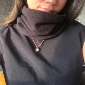 Halsvärmare - Säljer en svart halsvärmare från XXL, ONESIZE. Använd 1 gång. Perfekt att ha vid lite kyligare aktiviteter!!