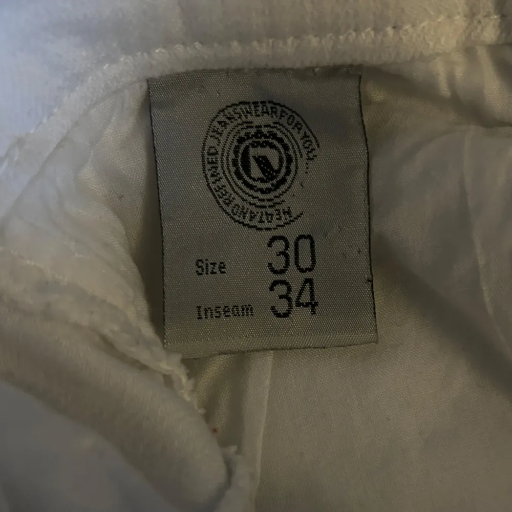 !!HELT NYA!! 💞Säljer ett par fräscha vita lågmidjade bootcut jeans från Rapper Jeans. Klassisk femficksdesign och silverfärgade nitar. Har alla prislapparna kvar och är aldrig använda, säljer pga för stora💞perfekta inför sommaren! Midjemått: 40cm Innerbenslängd: 83cm (långa på mig som är 173). Farkut & Housut.