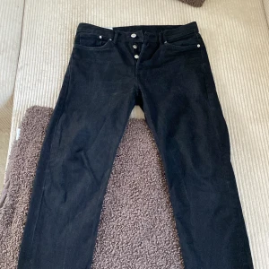 Svarta relaxed jeans från H&M - Svarta jeans från H&M i relaxed fit med klassisk femficksdesign och raka ben. Byxorna har normal midja och stängs med dragkedja och knapp. Perfekta för en avslappnad stil och passar till det mesta.