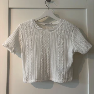 Vit stickad tröja - Säljer en vit stickad croppad tröja från Zara!