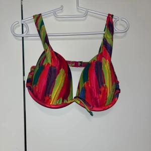 Bikinit - Ihanat kirjavat laadukkaat bikinit. Tuleet pieneksi ennen kuin ehditty käyttää. Yläosan koko 38F alaosa koko 38. Olkaimet saa myös niskan taakse lenkiksi.Kissatalous MMM, lisätietoja saa kysymällä  Katsothan myös muut ilmoitukseni Mikäli hinta ei miellytä tarjoa rohkeasti 