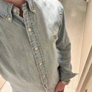 Ralph Lauren Skjorta - Schysst stilren skjorta från Ralph Lauren, Skick 9/10 Skjortan är endast använda ett fåtal gånger | Model: Slim fit | Storlek: Xs | Nypris ligger på 2299kr | Det är bara att skriva om ni har frågor eller funderingar!