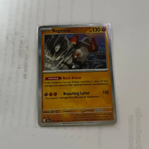 Regirock Pokémonkort - Säljer ett Regirock Pokémonkort med 130 HP. Kortet har förmågan Rock Armor och attacken Breaching Lariat. Perfekt för samlare eller spelare som vill förstärka sin kortlek.