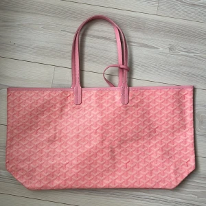 rosa väska - helt ny, färgen ser lite mörkare ut på bilderna 💕