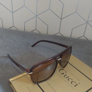 Solglasögon  - Stilrena brunas olglasögon med brunt glas || helt nya