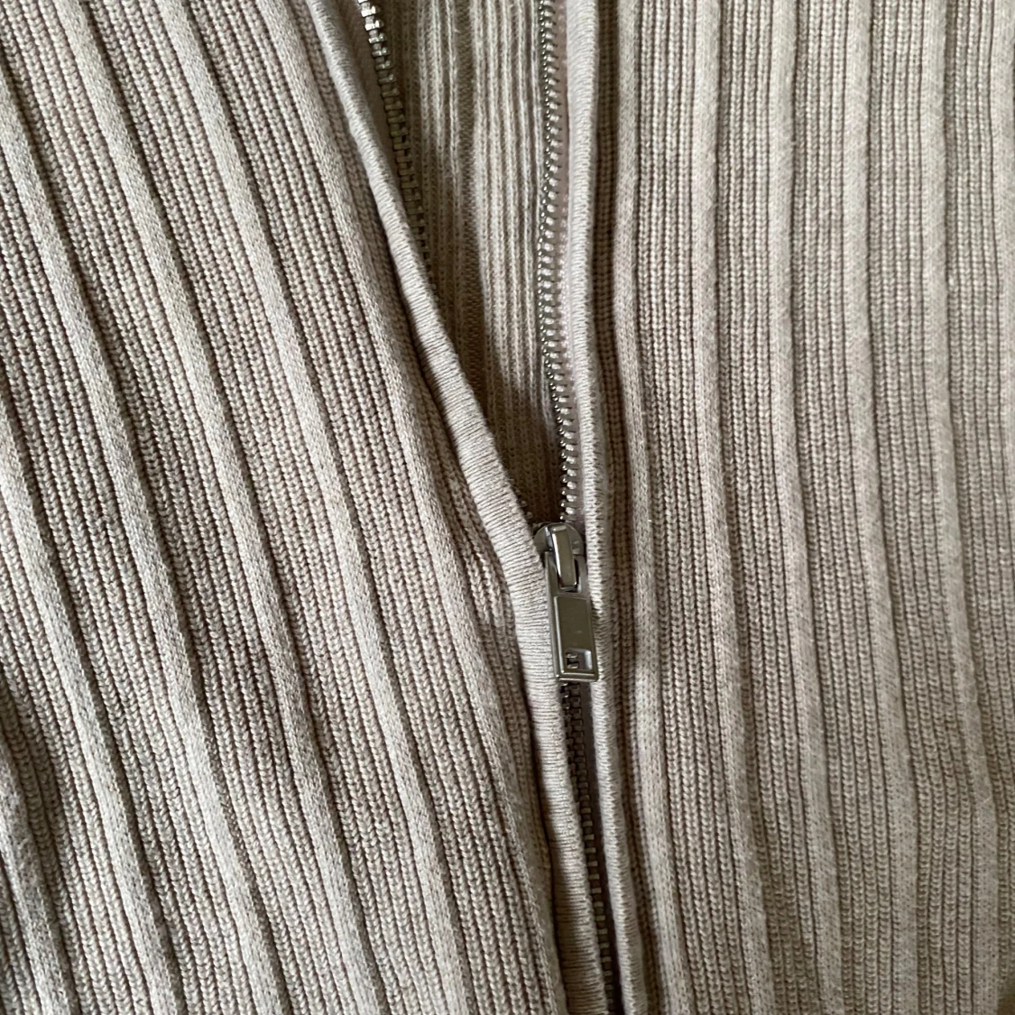 Beige ribbad kofta med dragkedja - 1