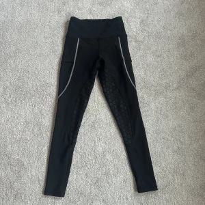 Maya Delorez ridbyxor  - Säljer ett par svarta ridleggings från Maya Delorez i storlek S. Byxorna ser ut som nya, fickorna på sidorna. De kostar 899kr men jag säljer för 500kr! Skriv så snabbt ni kan ifall ni vill köpa, postar snabbt ❤️