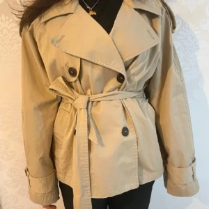 Trenchcoat  - Beige trenchcoat 