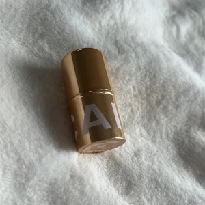 Krämig caia highlighterstick i champagnefärg - Säljer en highlighterstick från CAIA i en lyxig guldig hylsa. Färgen är en skimrande champagne-ton som ger glow till kindben, näsrygg och amorbåge. Enkel att applicera tack vare den smidiga stickformen.