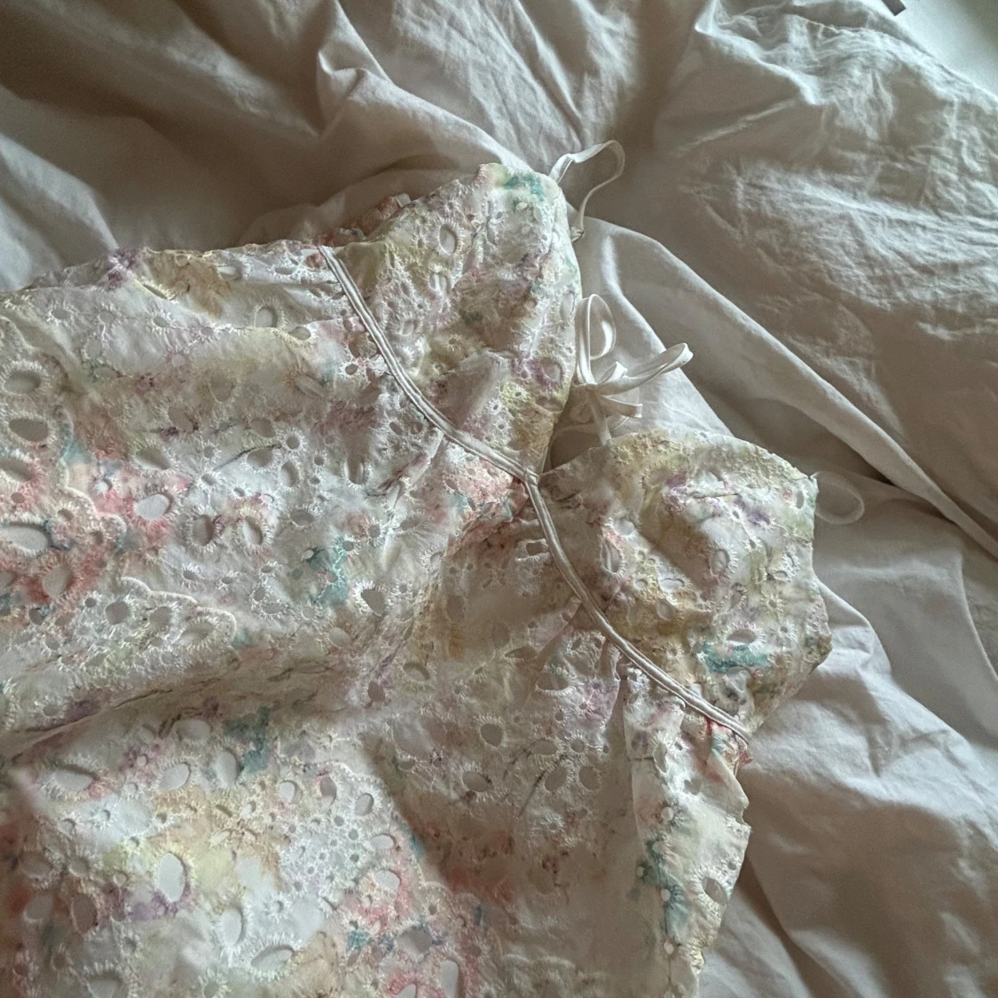 Vit blommig spetsklänning med v-ringning - 2