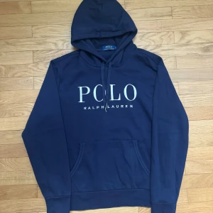 Polo Ralph Lauren hoodie - Säljer en snygg mörkblå hoodie från Polo Ralph Lauren i storlek M. Jättebra skick, 9/10. Nypris är ca 1400 kr. Skriv för fler frågor! 