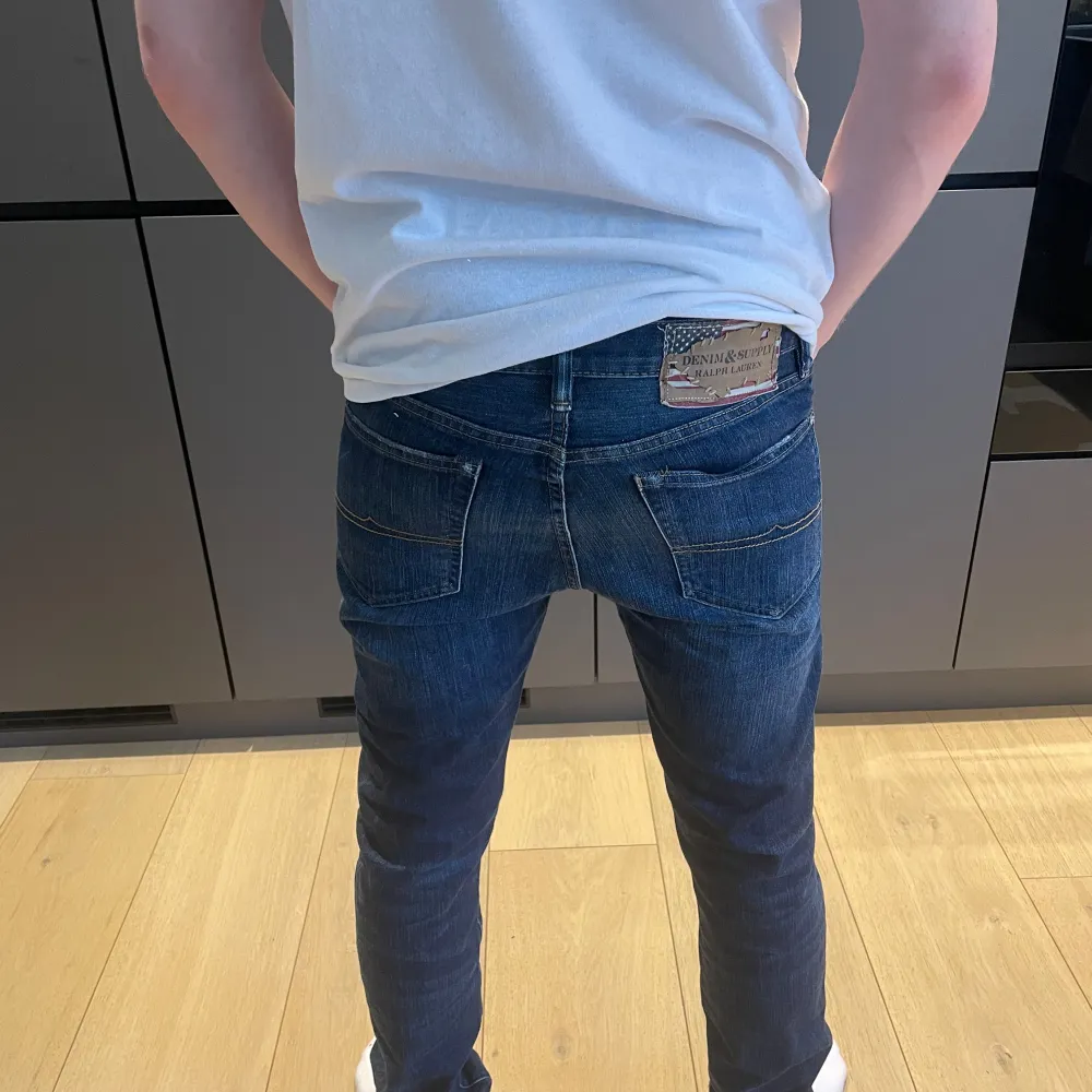 Riktigt schyssta jeans från Ralph Lauren Denim & Supply med sjukt snygg tvätt, unika detaljer som den amerikanska flaggen över jeanslappen där bak, vid myntfickan och två små rips. Riktigt sköna jeans för dig som vågar stå ut lite. | Storlek 29/32 | Skick 8/10 | Endast 399kr och går inte att få tag i nya längre. | Priset är ej hugget i sten. | Modellen är 180, 68kg. |Skriv gärna vid frågor samt funderingar😊. Farkut & Housut.