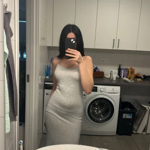 Grå klänning från Gina Tricot - Använd några gånger men har inga defekter!