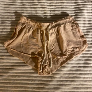 Mjukisshorts - dammrosa mjukisshorts med snörning. hög midja. strl S 💕