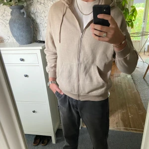 Zip hoodie - Zip hoodie från Carlings. Säljer då jag knappt använt den, som ny. Perfekt passform, snygg och as skön! Storlek M