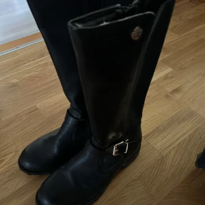 Svarta stövlar  - Jag tror par fina svarta stövlar som är hela och i bra använt skick. Knappt använda. Har en mjuk och borstad insida. Kommer från ett djur och rökfritt hem.  #stövlar #svartastövlar #boots