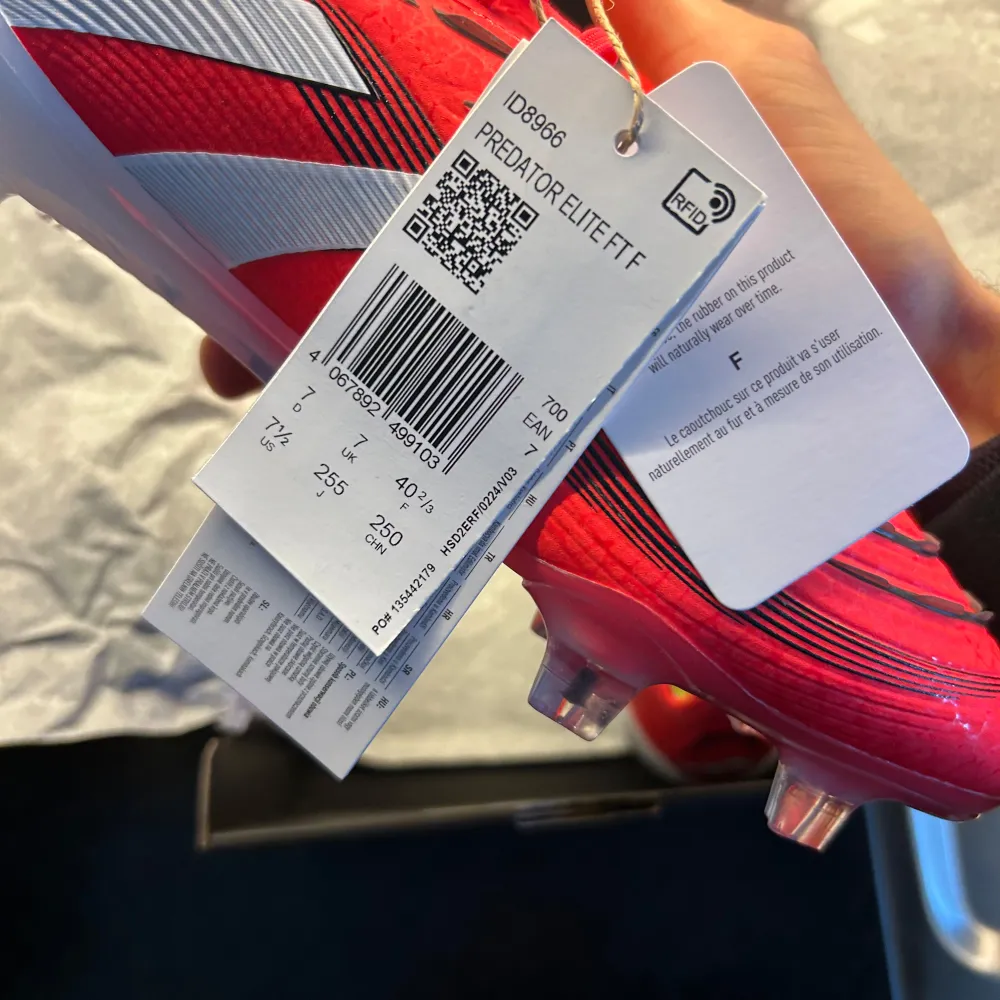 Säljer ett par helt nya Adidas Predator Elite FG i storlek 40 2/3. Box och påser medföljer . Kengät.