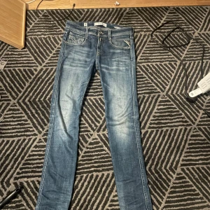 Replay anbass  - Säljer ett par blå slim fit jeans från replay modell är anbass storlek 28:32 