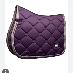 SÖKER  - Söker ett hopp schabrak i orchid bloom, storlek full. Dressyr kan också vara intressant 💜
