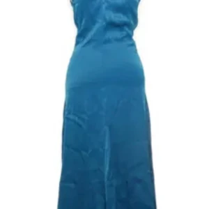 Blå långklänning med v-ringning - Säljer en stilren blå långklänning med v-ringad hals och breda axelband med en dragkedja bak. Materialet har en lätt glansig finish och klänningen sitter snyggt längs kroppen. 