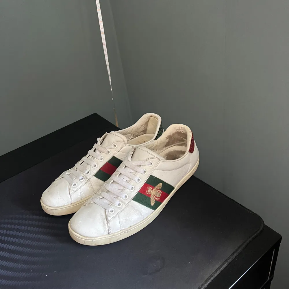 Säljer nu ett par sjukt snygga Gucci ace skor i väldigt bra skick skulle jag själv säga men skicket bedömer man själv efter bilderna, inget og medföljer, självklart äkta, väldigt populära skor som är perfekta nu till sommaren defekter syns på bilderna! Som små hål under skon, Skriv vid minsta fundering🌟. Kengät.